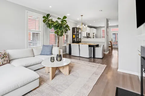 $800,000 | 1035 North Kingsbury Street, Chicago, IL 60610
