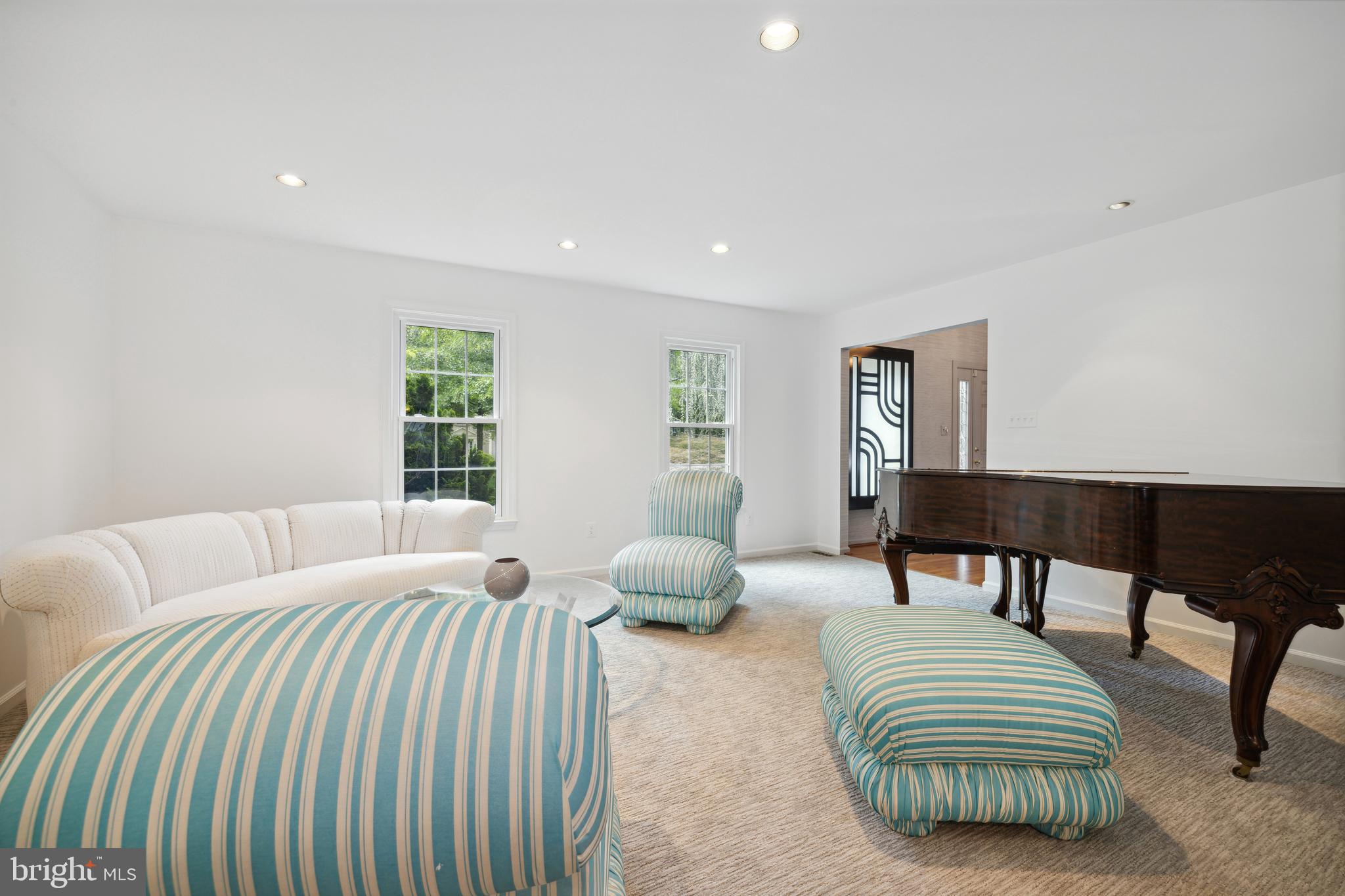 933 Willowleaf Way Potomac, MD 20854 - Photo 3 of 30 Living room off the foyer