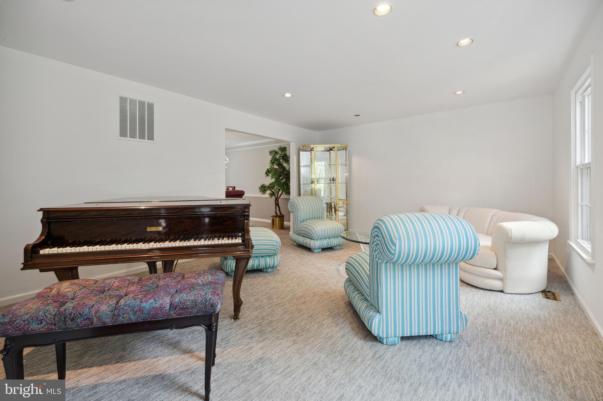 933 Willowleaf Way Potomac, MD 20854 - Photo 4 of 30 Living with baby grand piano