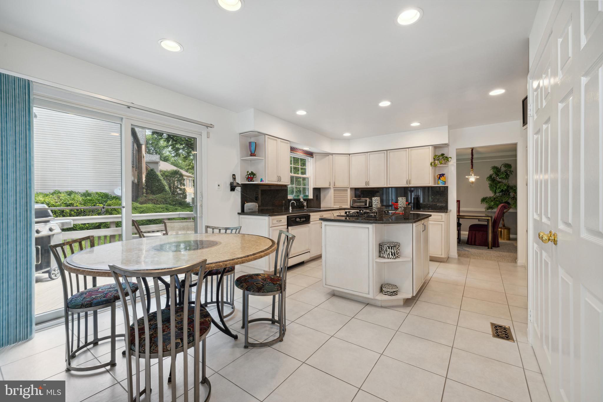 933 Willowleaf Way Potomac, MD 20854 - Photo 7 of 30 Spacious eating area in kitchen