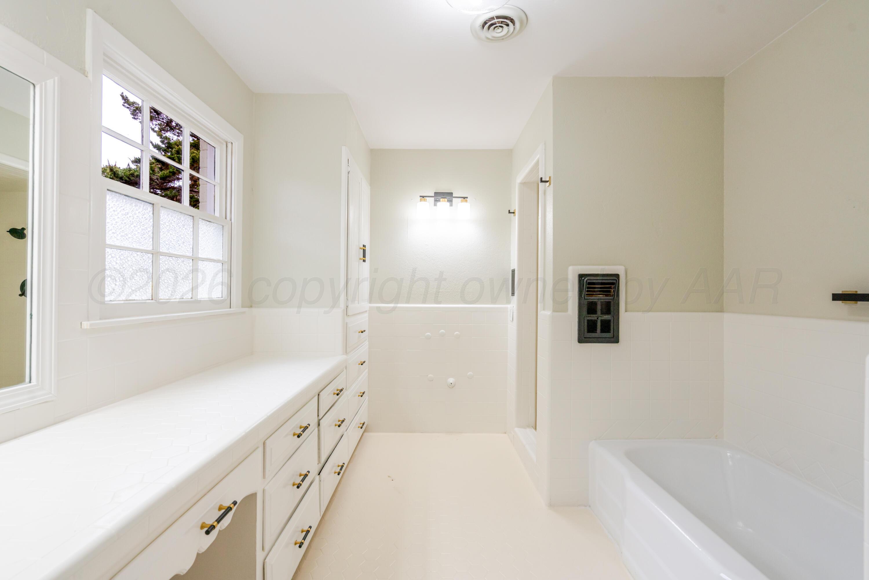 4802 Olsen Boulevard Amarillo, TX 79106 - Photo 18 of 40 Master Bathroom