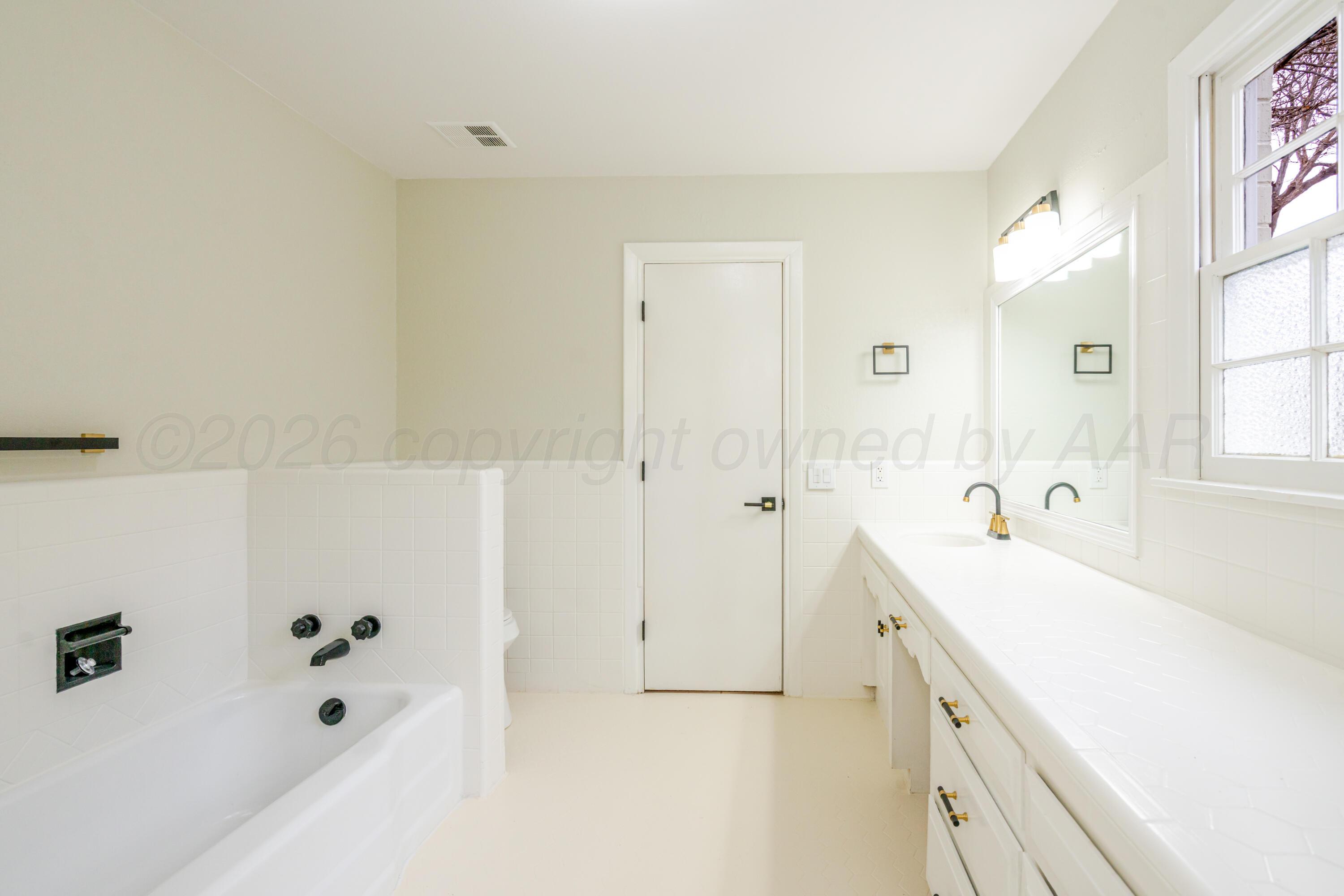 4802 Olsen Boulevard Amarillo, TX 79106 - Photo 19 of 40 Master Bathroom