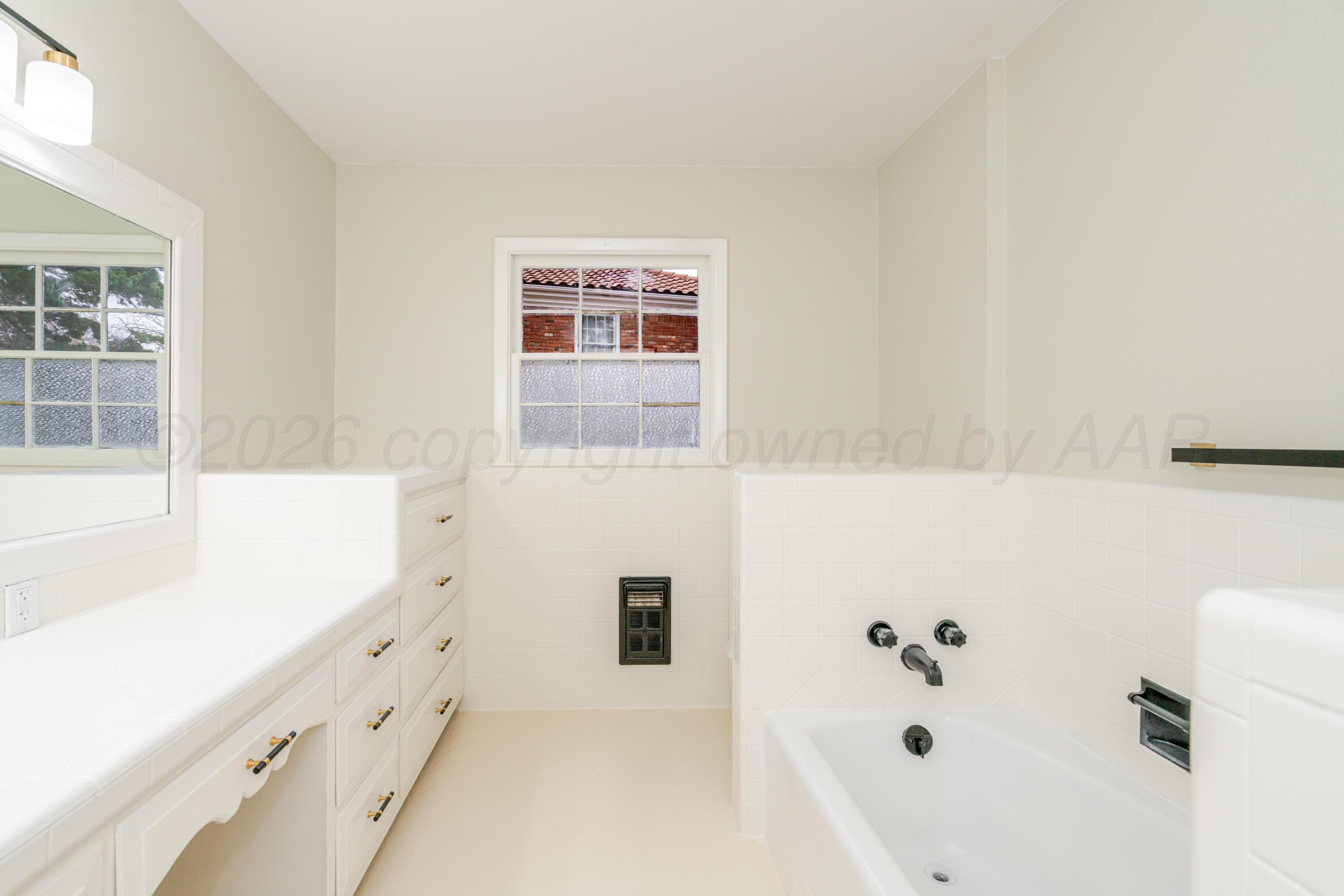 4802 Olsen Boulevard Amarillo, TX 79106 - Photo 23 of 40 Bathroom #2