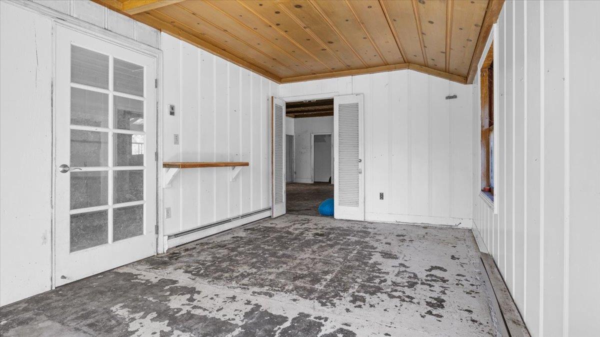 379 Corral De Tierra Road Salinas, CA 93908 - Photo 11 of 47 a big room with closet