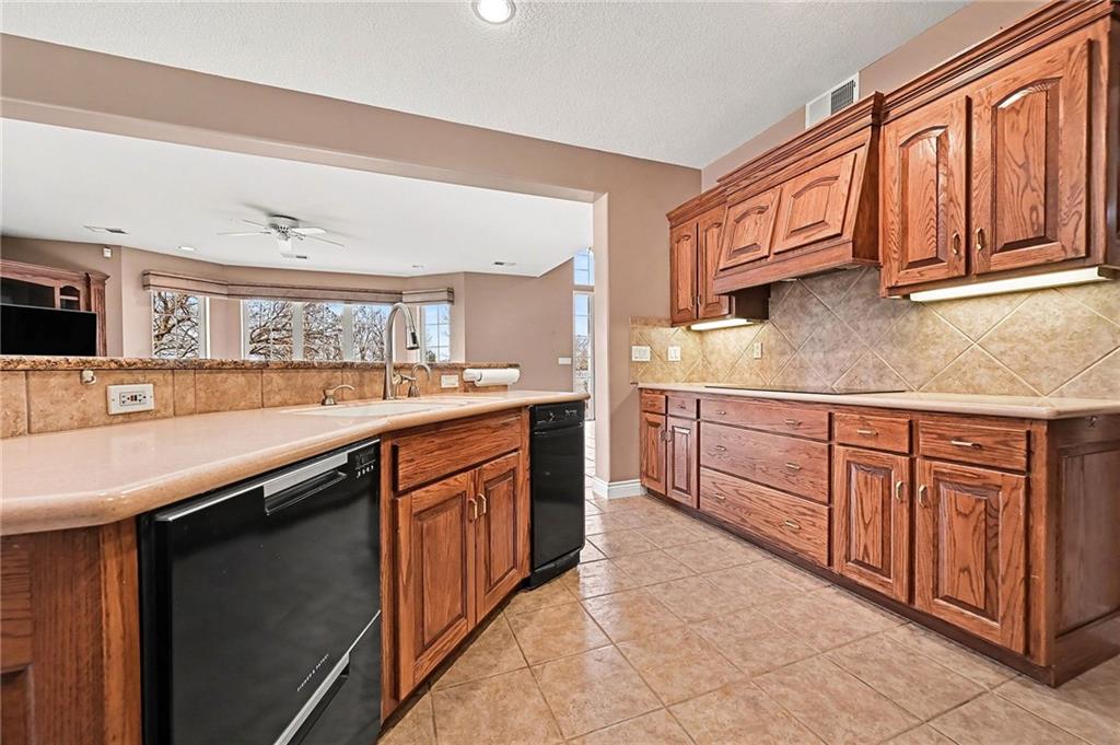 15555 North Moonlight Road Olathe, KS 66061 - Photo 20 of 57