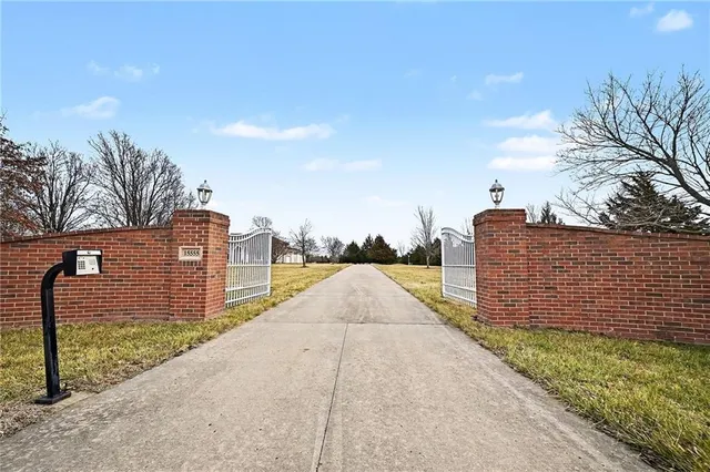$949,950 | 15555 North Moonlight Road, Olathe, KS 66061