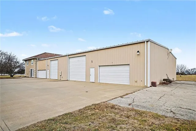 $949,950 | 15555 North Moonlight Road, Olathe, KS 66061