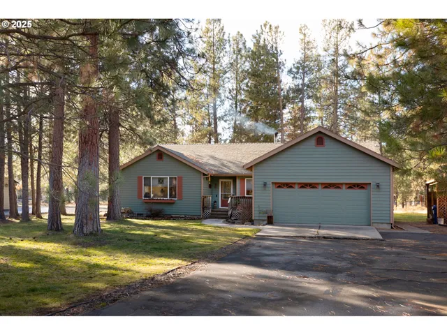 a view of house with yard