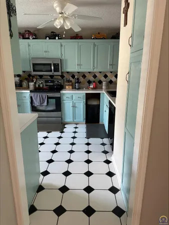 $210,000 | 98 Southwest Pepper Tree Lane, Topeka, KS 66611