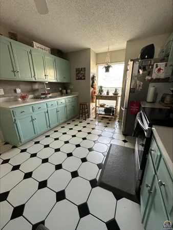 $210,000 | 98 Southwest Pepper Tree Lane, Topeka, KS 66611