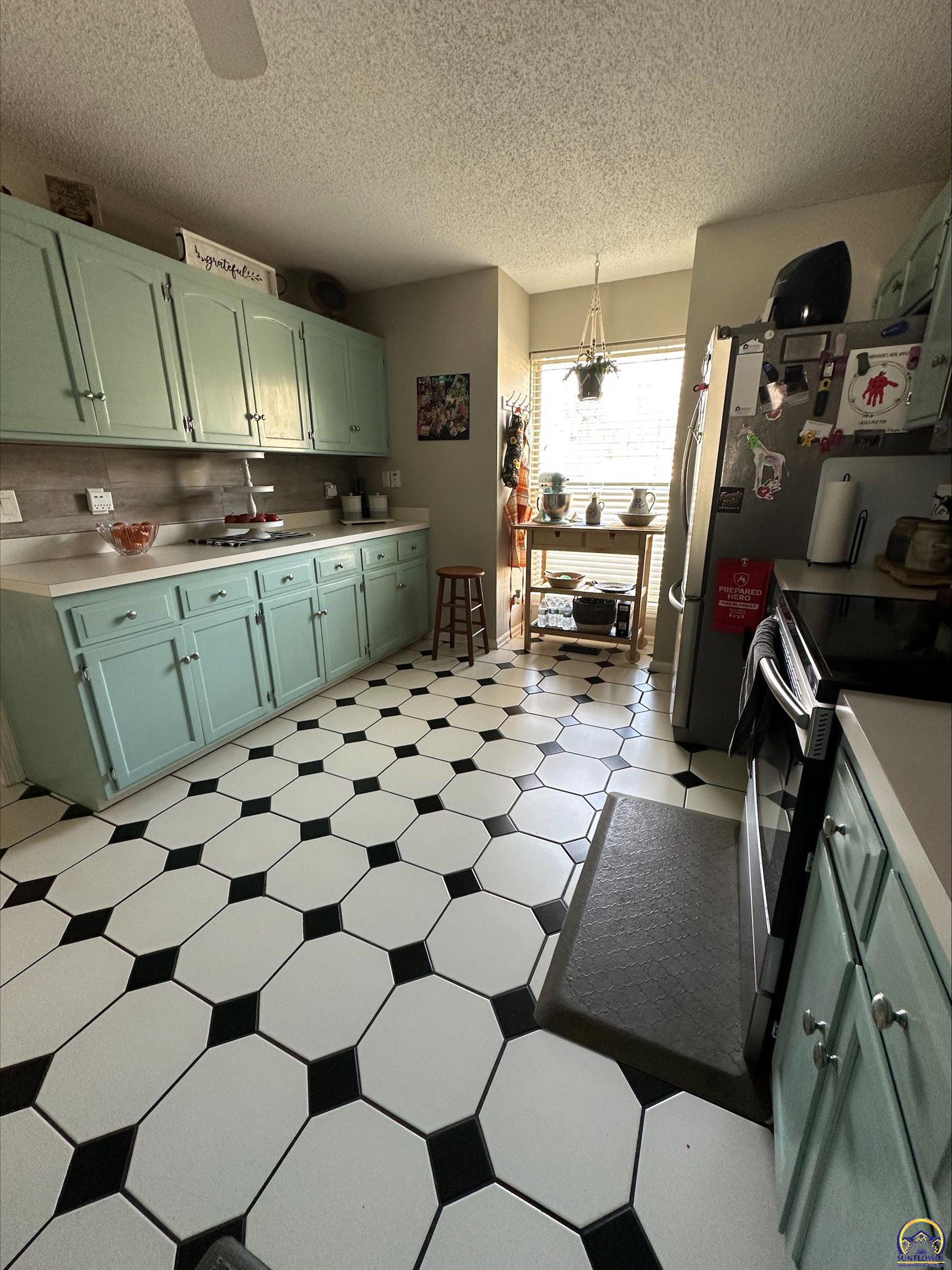 98 Southwest Pepper Tree Lane Topeka, KS 66611 - Photo 12 of 40