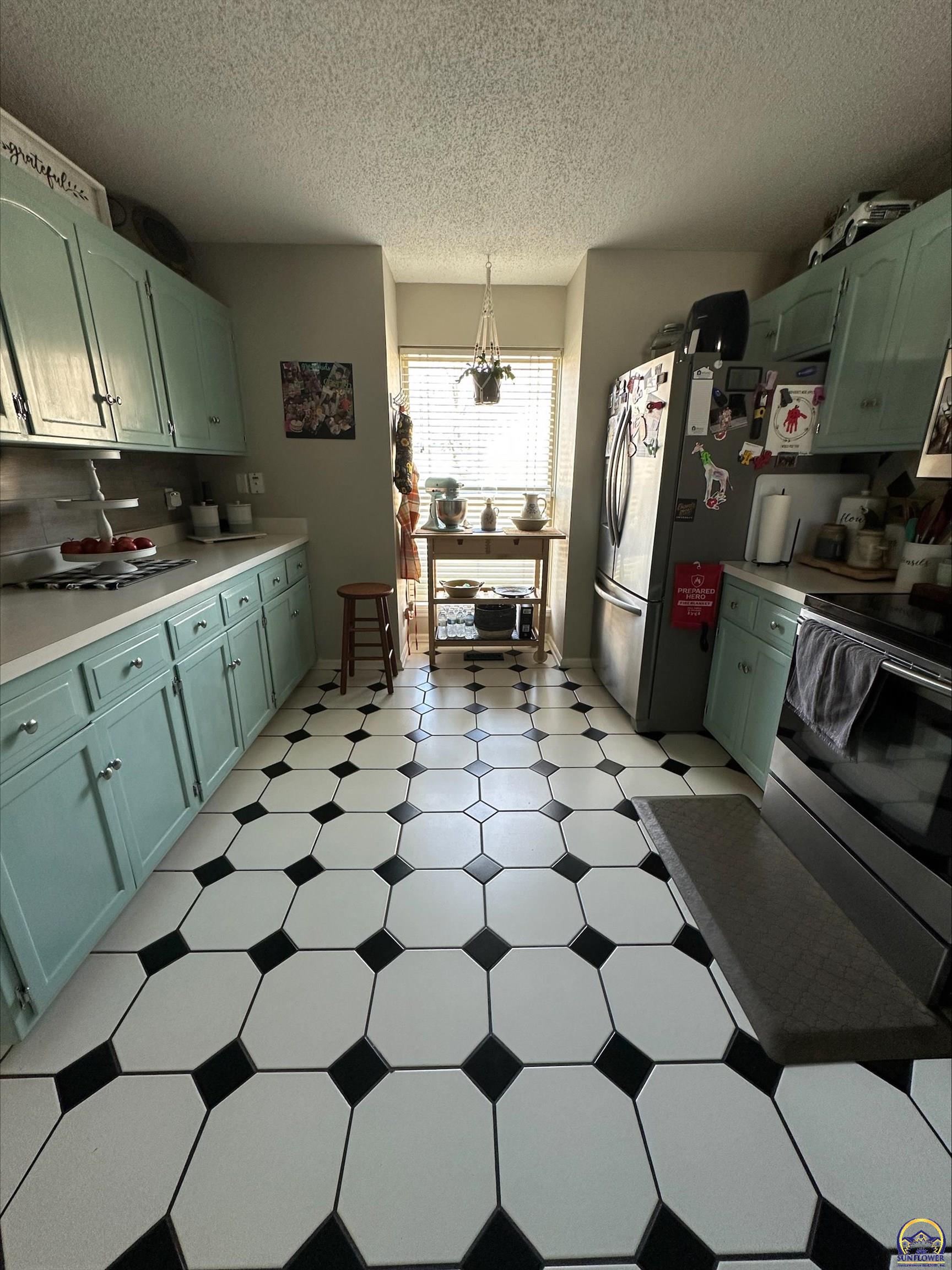 98 Southwest Pepper Tree Lane Topeka, KS 66611 - Photo 13 of 40