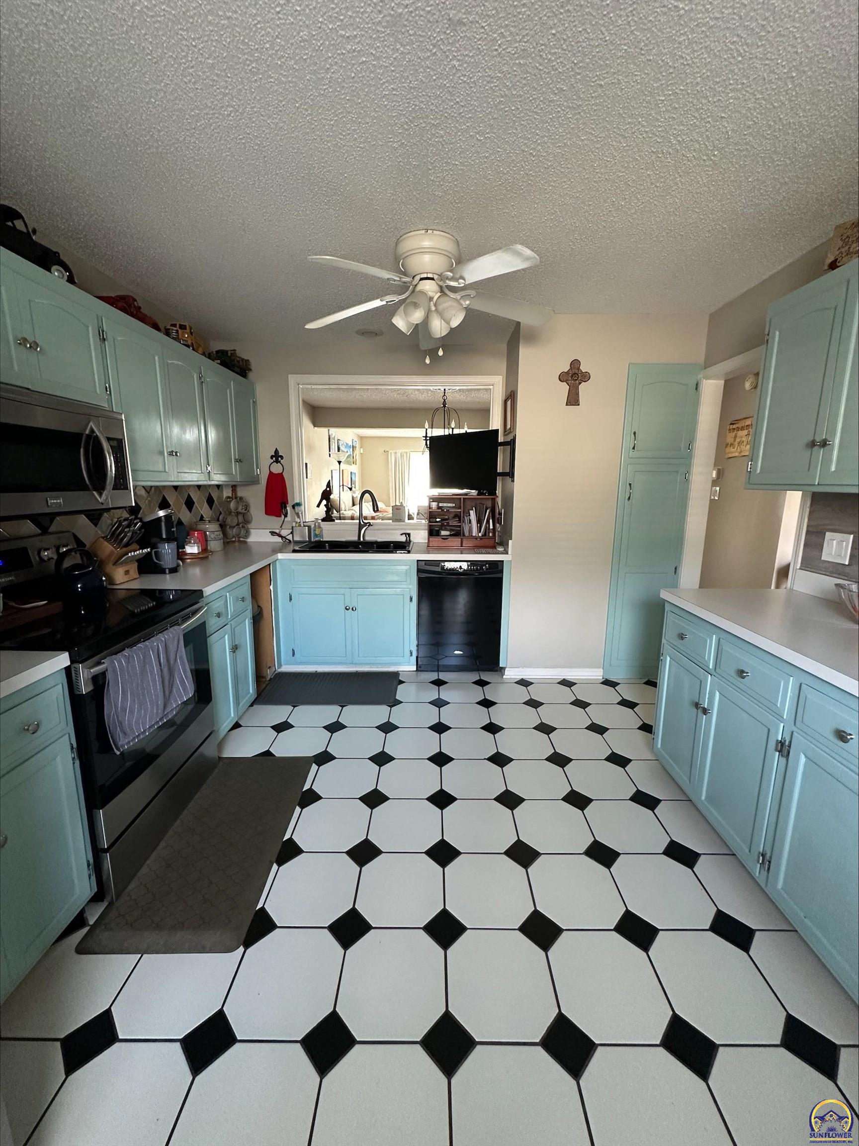 98 Southwest Pepper Tree Lane Topeka, KS 66611 - Photo 14 of 40