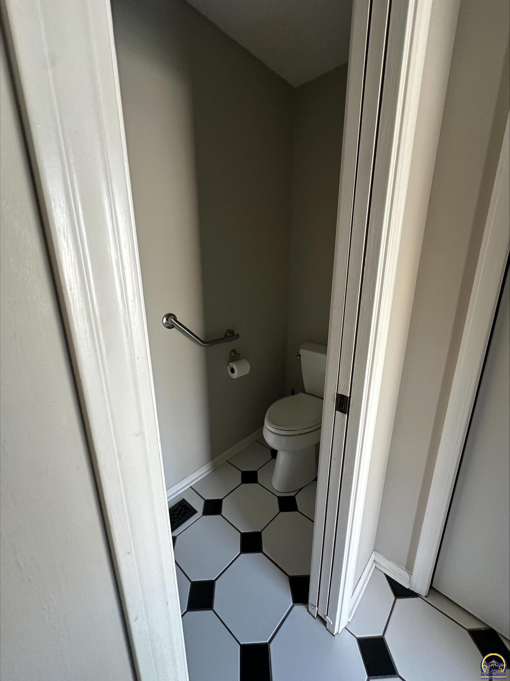 98 Southwest Pepper Tree Lane Topeka, KS 66611 - Photo 10 of 40