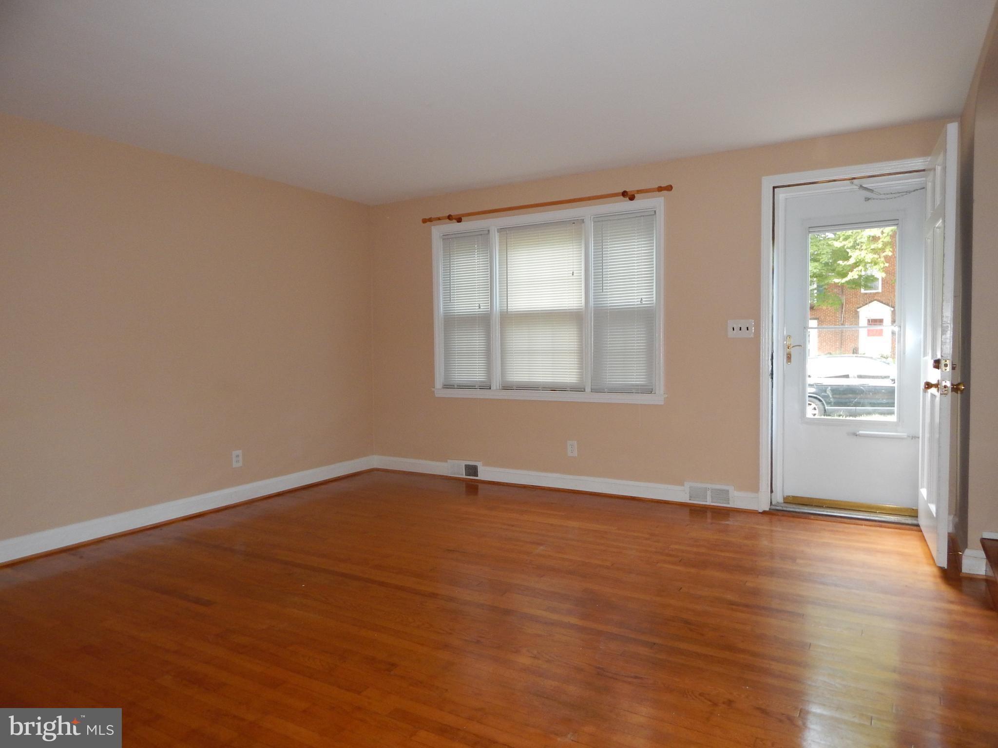 105 Regester Avenue Baltimore, MD 21212 - Photo 7 of 28 Living Room