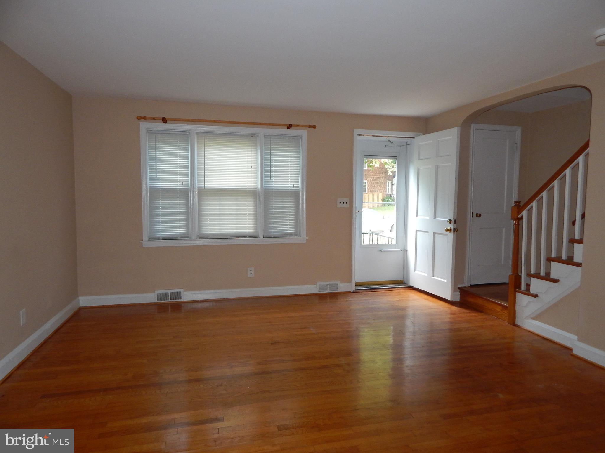 105 Regester Avenue Baltimore, MD 21212 - Photo 8 of 28 Living Room