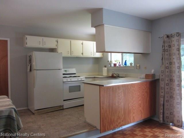 30045 Rambling Road Southfield, MI 48076 - Photo 7 of 25