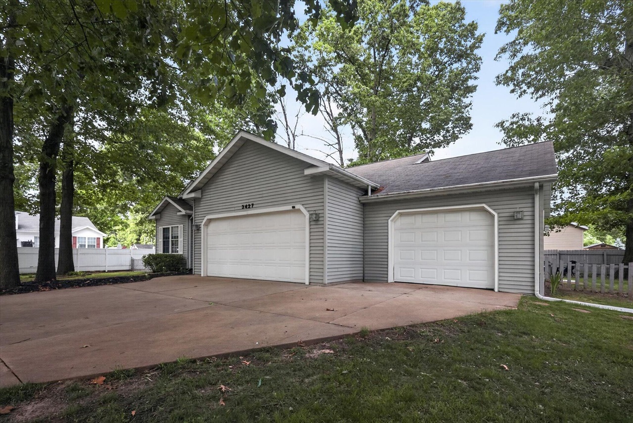 3427 Easy Street St. Joseph, MI 49085 - Photo 3 of 32