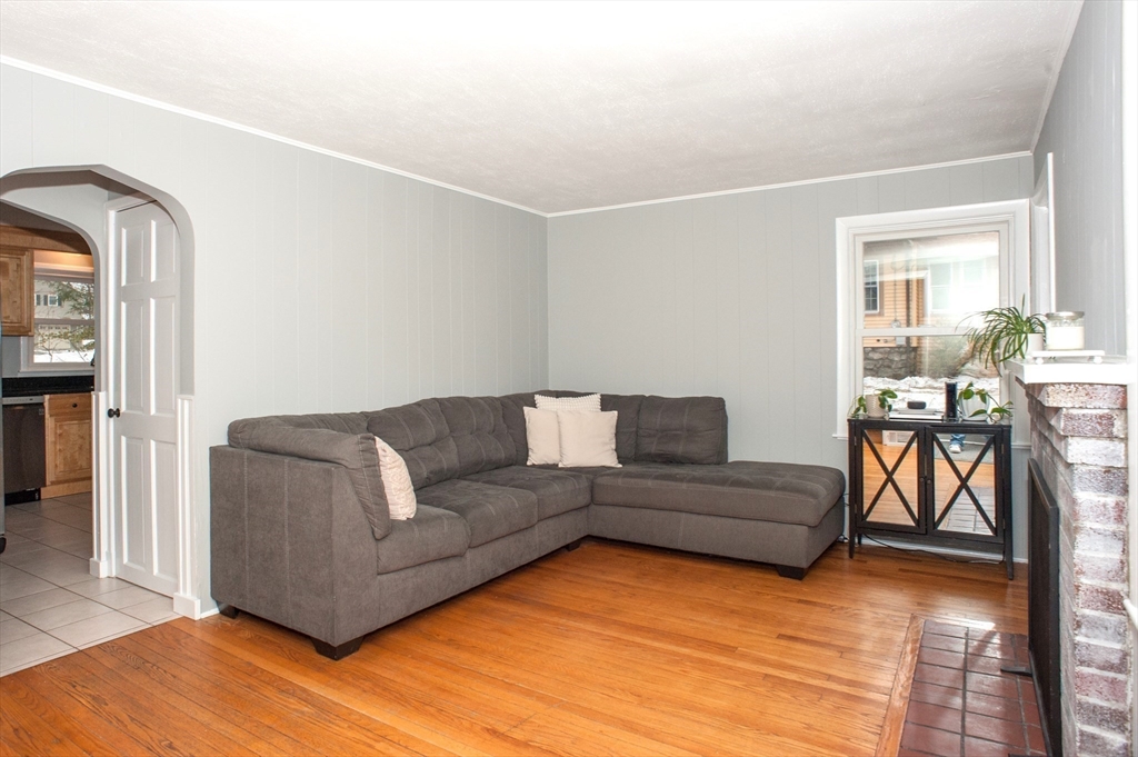 34 Ivernia Road Worcester, MA 01606 - Photo 4 of 31 Gallery Image 4