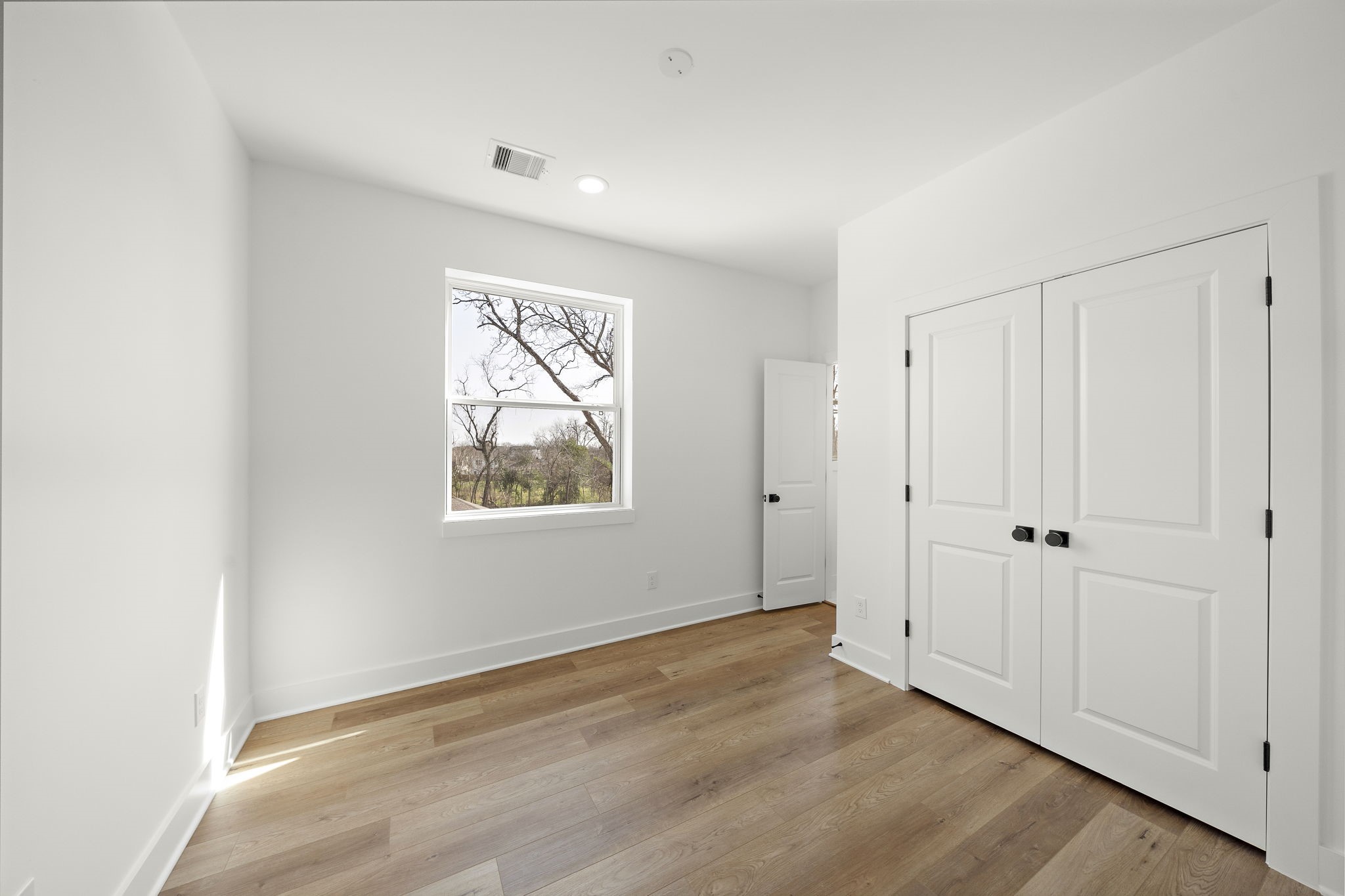 835 Elkhart Street, Unit E Houston, TX 77091 - Photo 28 of 34 3rd Floor Bedroom