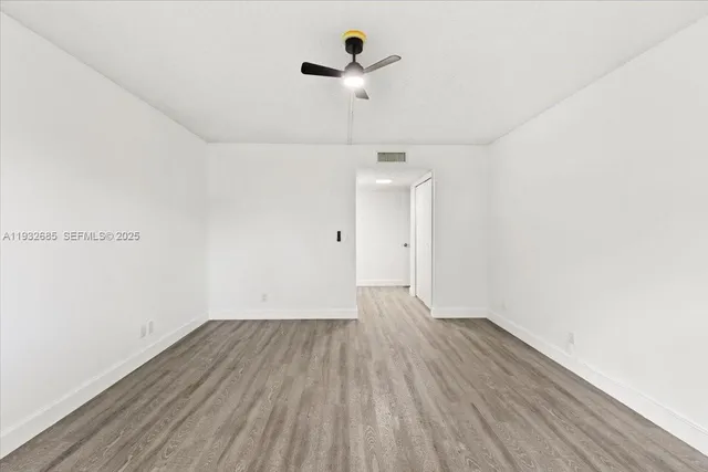 $2,400 | 302 Lakeview Drive, Unit 203, Weston, FL 33326