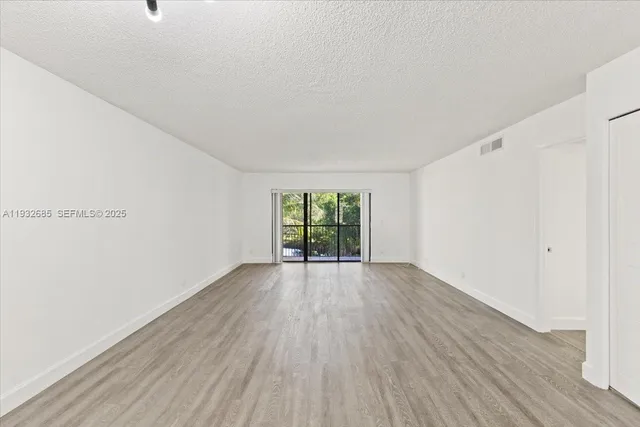 $2,400 | 302 Lakeview Drive, Unit 203, Weston, FL 33326