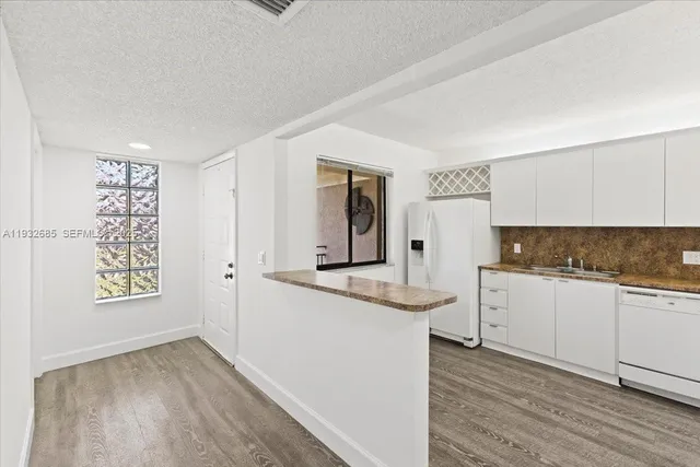 $2,400 | 302 Lakeview Drive, Unit 203, Weston, FL 33326