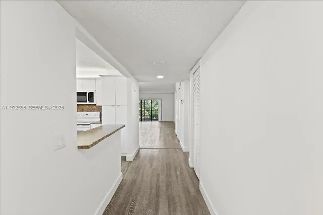 $2,400 | 302 Lakeview Drive, Unit 203, Weston, FL 33326