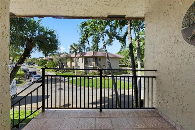 $2,400 | 302 Lakeview Drive, Unit 203, Weston, FL 33326