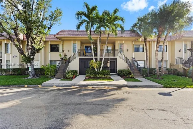 $2,400 | 302 Lakeview Drive, Unit 203, Weston, FL 33326