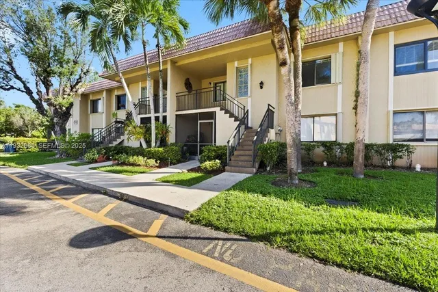 $2,400 | 302 Lakeview Drive, Unit 203, Weston, FL 33326