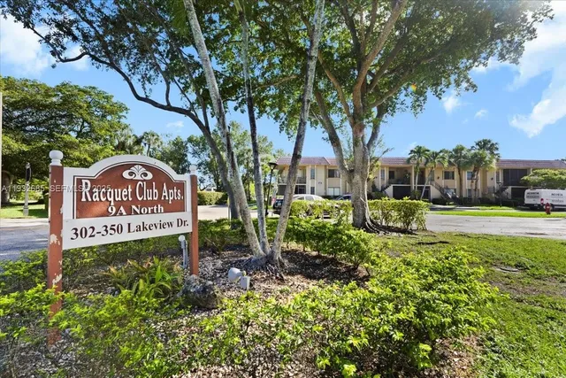 $2,400 | 302 Lakeview Drive, Unit 203, Weston, FL 33326