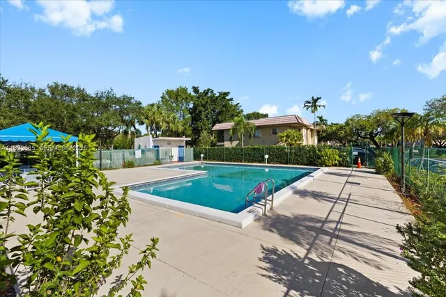 $2,400 | 302 Lakeview Drive, Unit 203, Weston, FL 33326