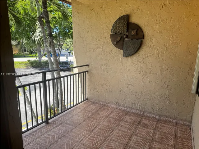 $2,400 | 302 Lakeview Drive, Unit 203, Weston, FL 33326