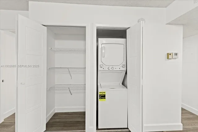 $2,400 | 302 Lakeview Drive, Unit 203, Weston, FL 33326