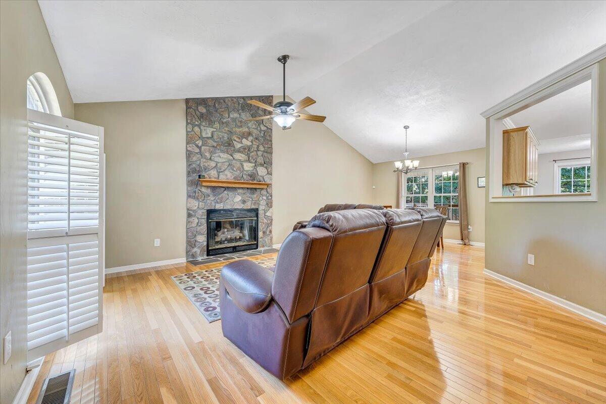 1425 Virginia Ridge Drive Hardy, VA 24101 - Photo 4 of 41 06-MIB09582