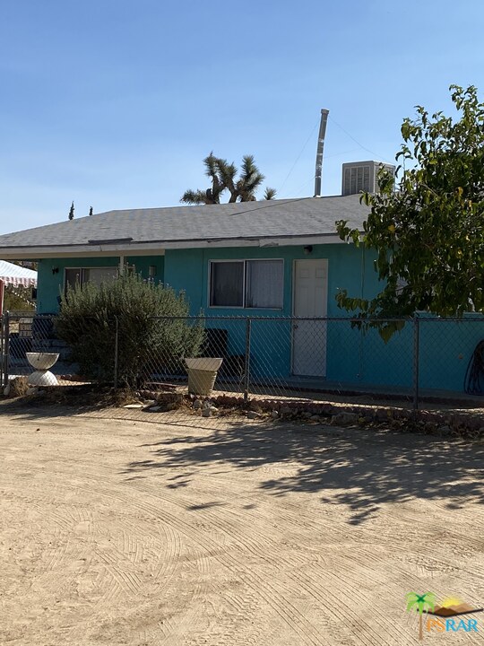 6638 Outpost Road Joshua Tree, CA 92252 - Photo 6 of 11 a view of a house with a yard