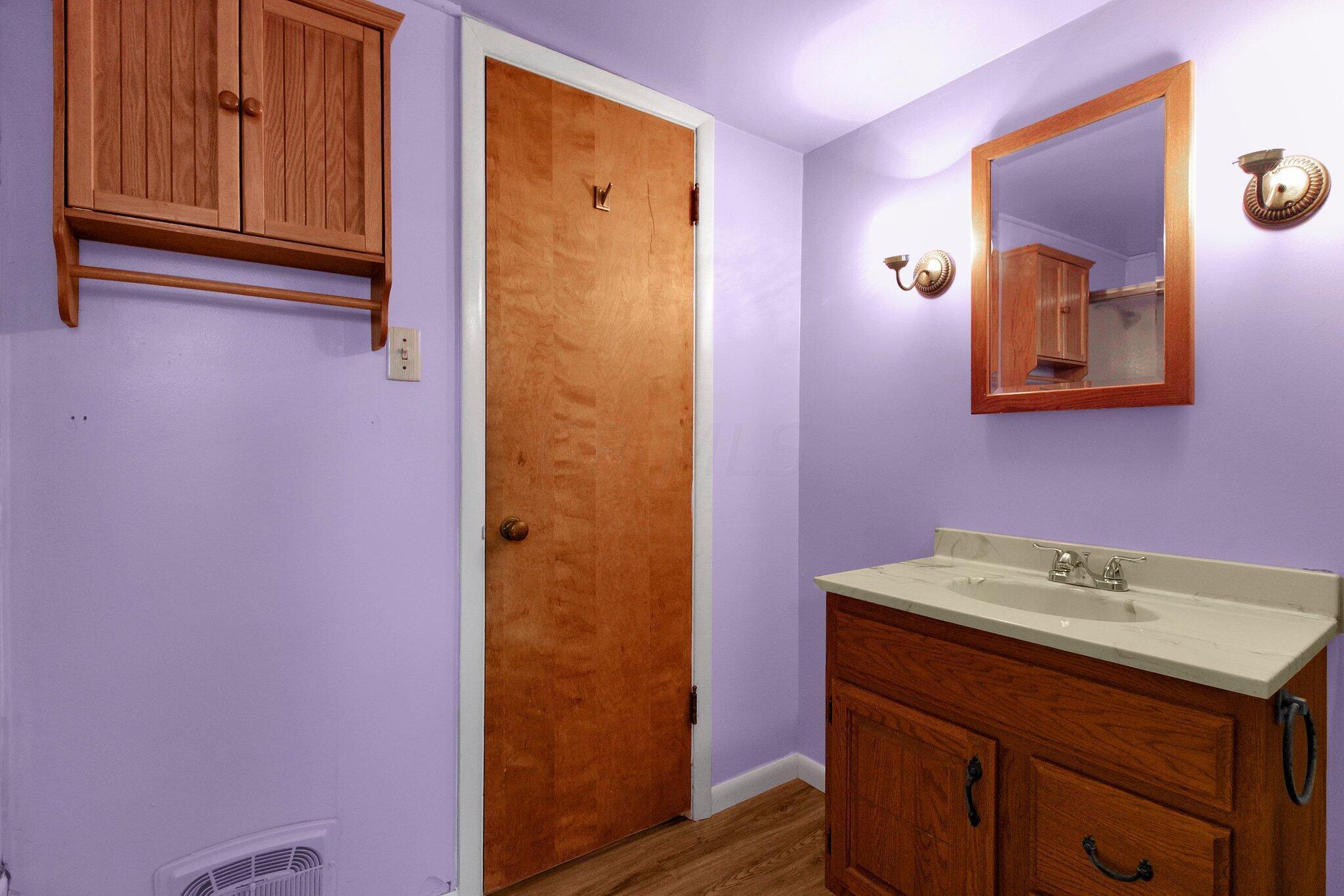 460 Clark State Road Gahanna, OH 43230 - Photo 18 of 25 2nd fl full bath