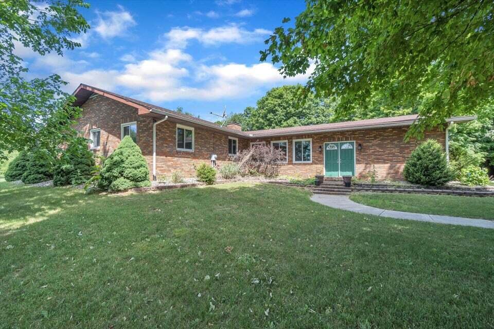 722 Clarendon Road Quincy, MI 49082 - Photo 1 of 57 3