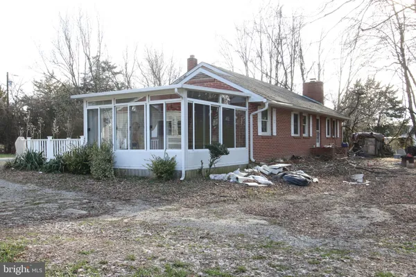 a view of a house with yard
