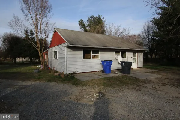 a view of a house with backyard