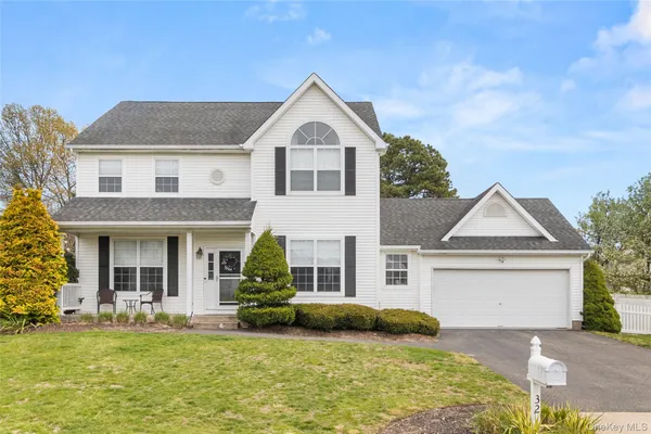 $729,999 | 32 Willowbend Lane, Holtsville, NY 11742