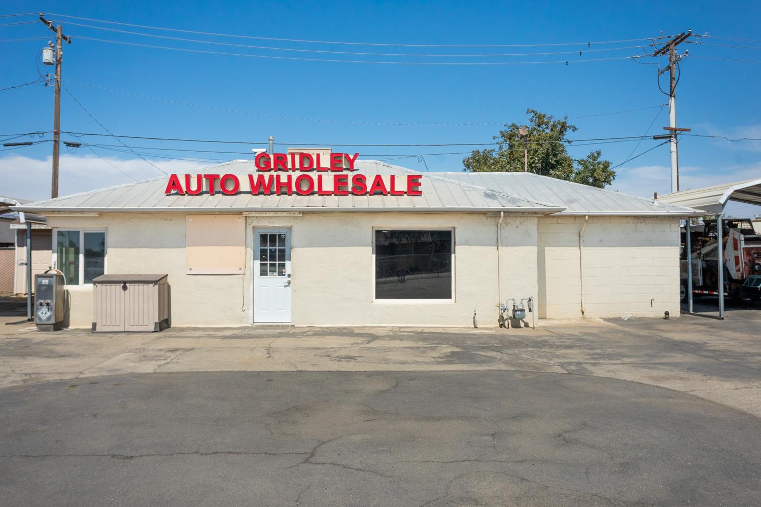 33 East Gridley Road Gridley, CA 95948 - Photo 17 of 50 a sign on the side of a building