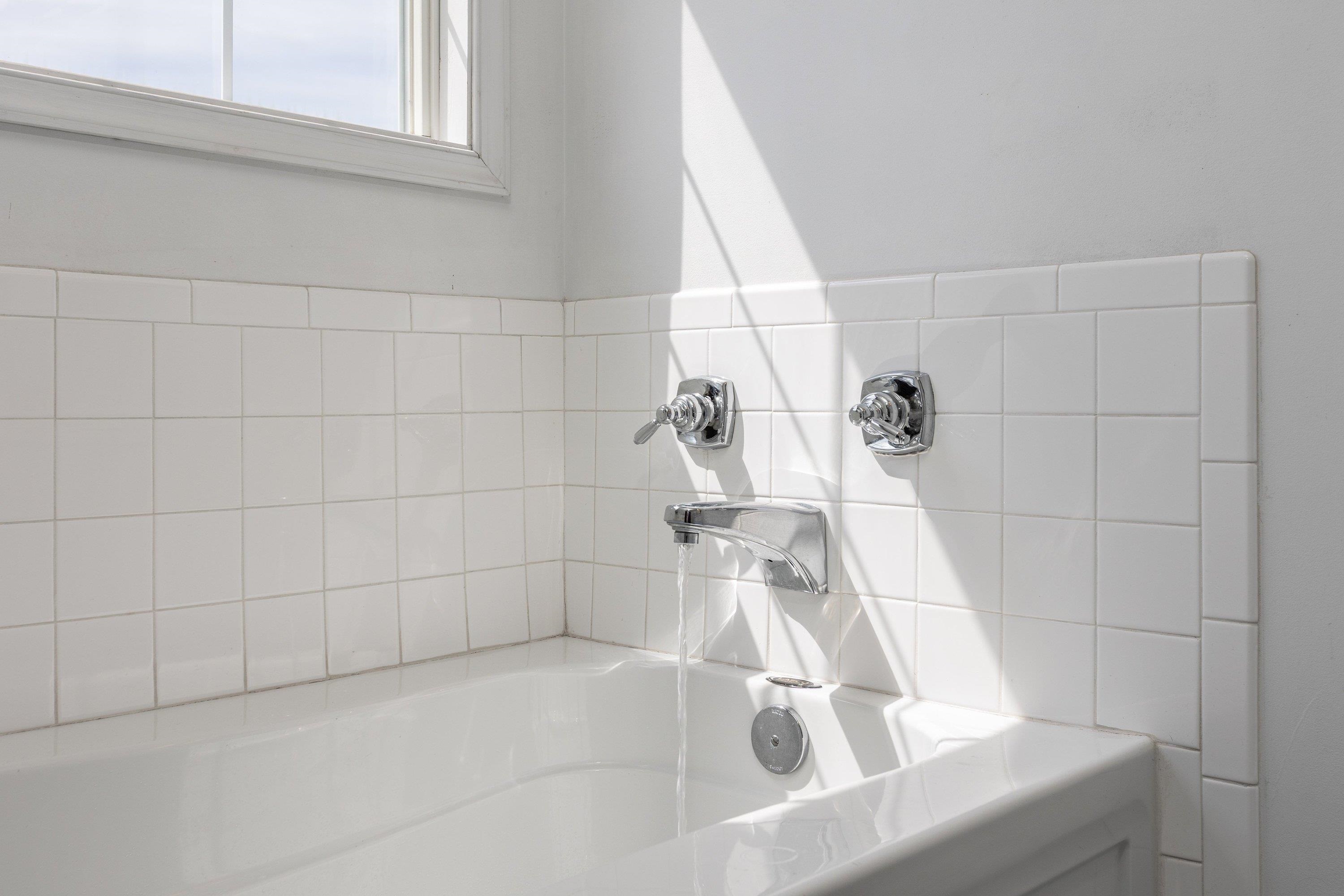 536 Three Leagues Road McGaheysville, VA 22840 - Photo 24 of 71 a bathroom with a bathtub