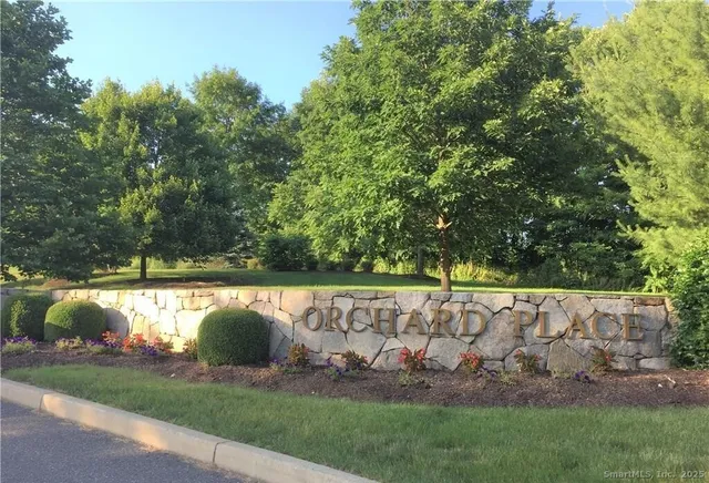 $1,950 | 20 Orchard Street, Unit 306, Brookfield, CT 06804