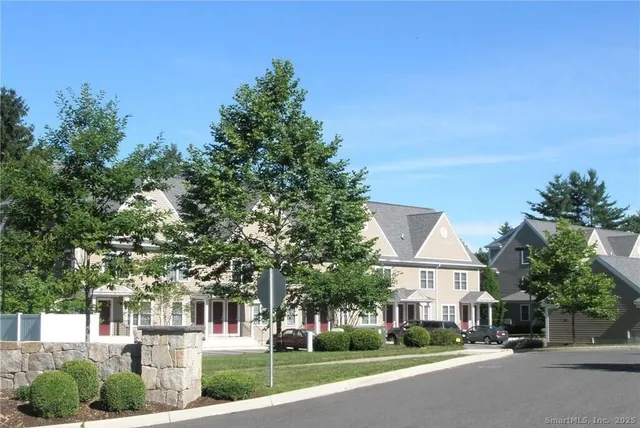 $1,950 | 20 Orchard Street, Unit 306, Brookfield, CT 06804