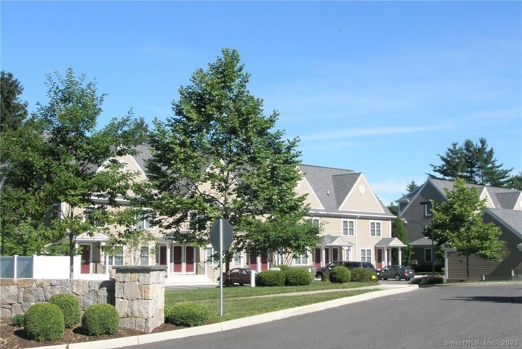 20 Orchard Street, Unit 306 Brookfield, CT 06804 - Photo 2 of 9