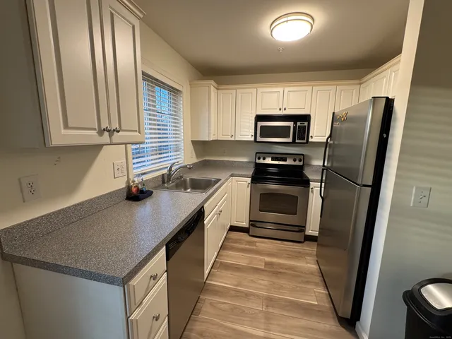 $1,950 | 20 Orchard Street, Unit 306, Brookfield, CT 06804