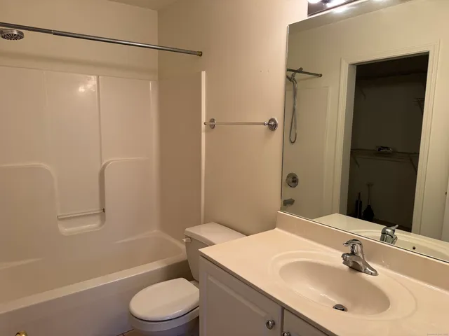 $1,950 | 20 Orchard Street, Unit 306, Brookfield, CT 06804