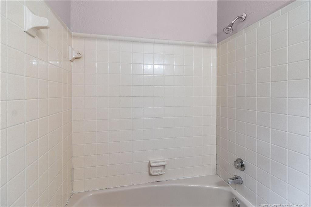 161 Summerhill Road Fayetteville, NC 28303 - Photo 17 of 36 a bathroom with a bathtub